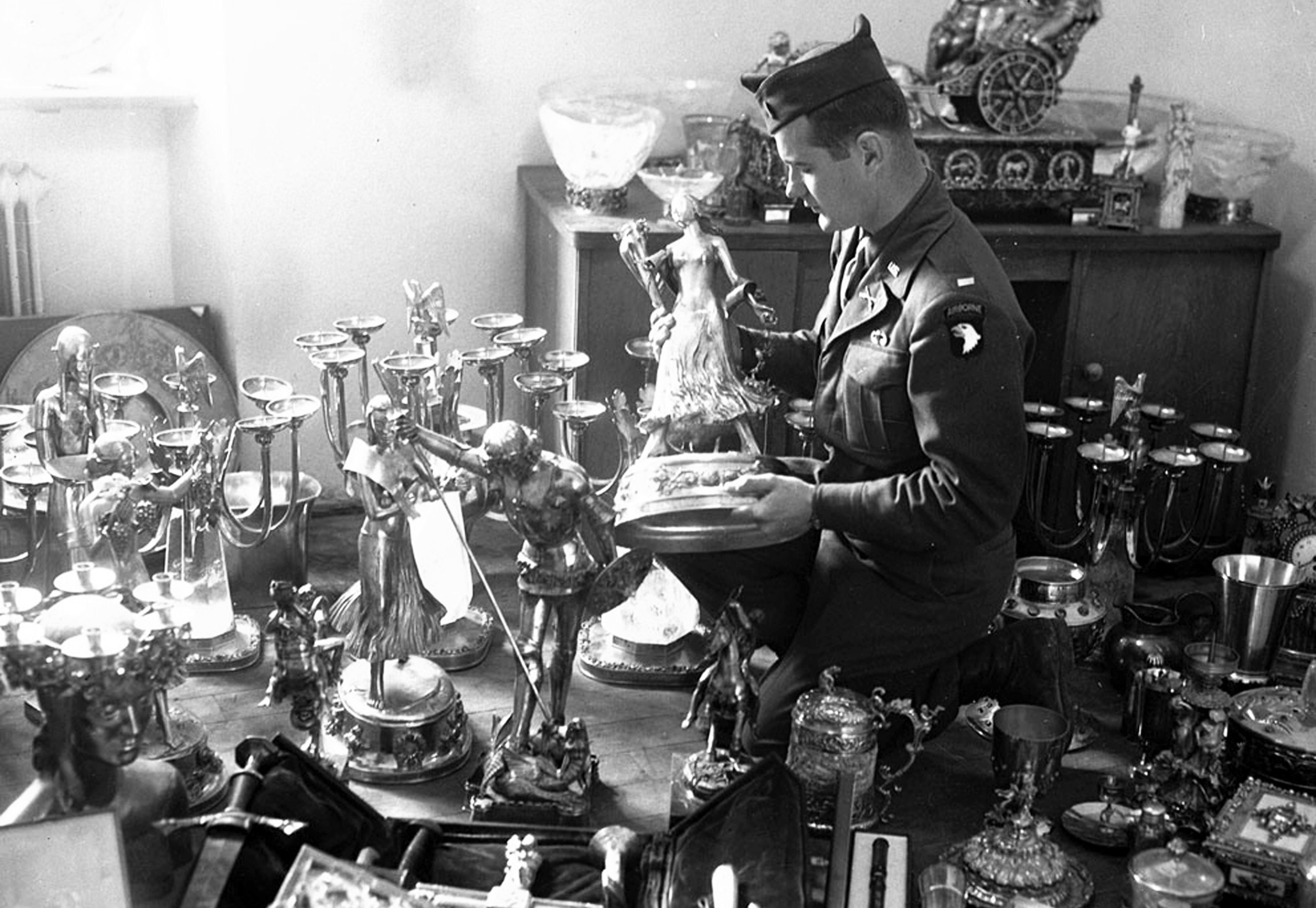 US-Soldat umgeben von Kunstgegenständen